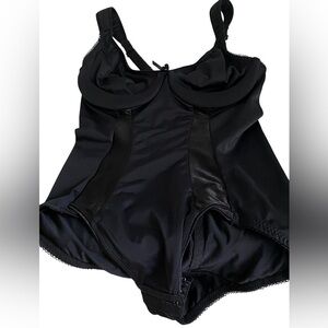 BODY Shaper by Marilyn Monroe.  Sexy and does the trick. Hook & eye closure M
C